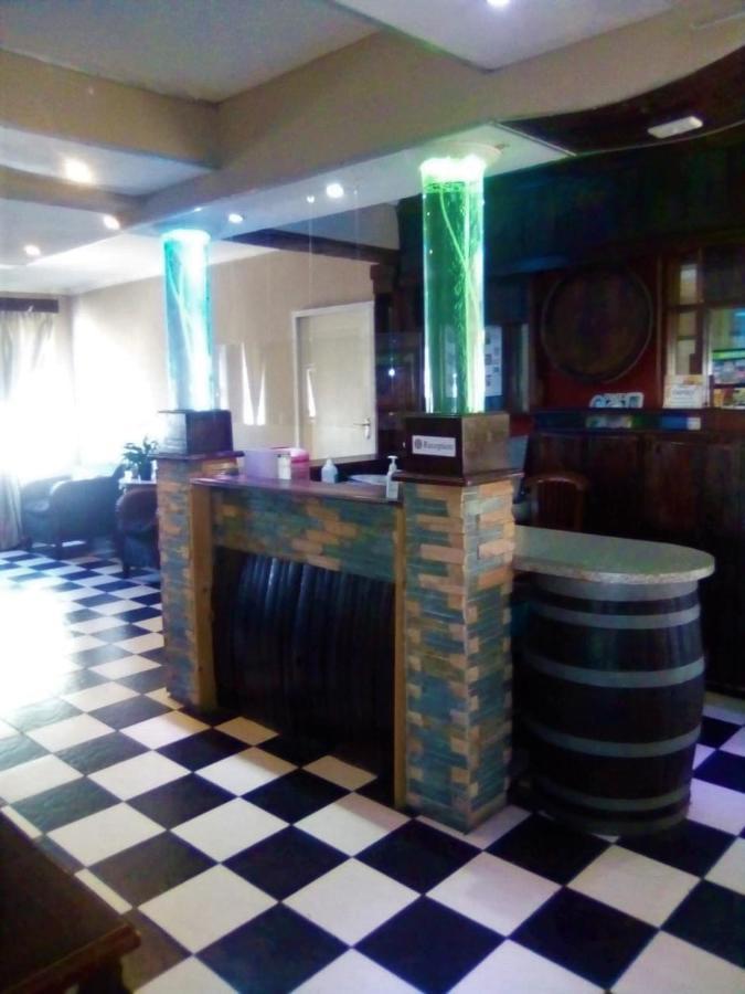 Bread And Barrel Guesthouse Bellville Ciudad del Cabo Exterior foto
