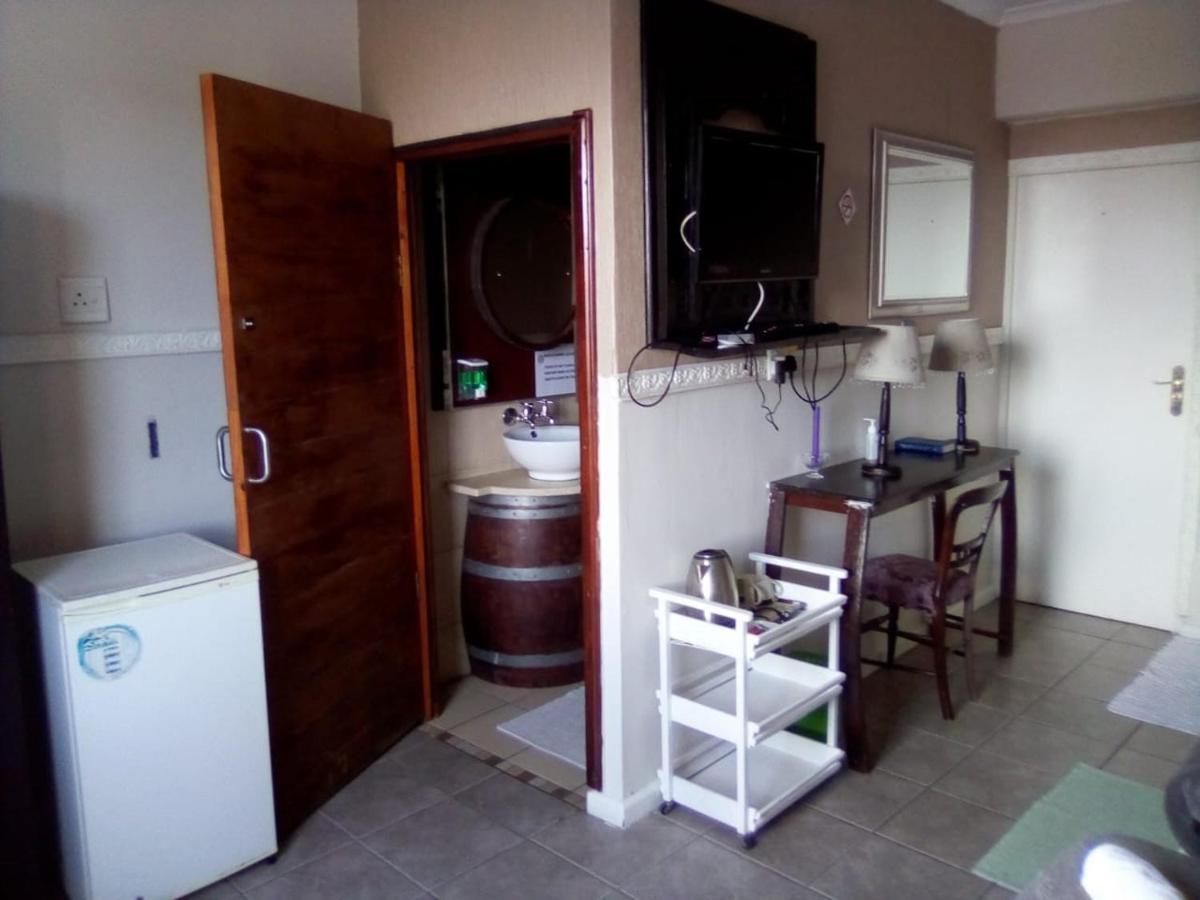 Bread And Barrel Guesthouse Bellville Ciudad del Cabo Exterior foto